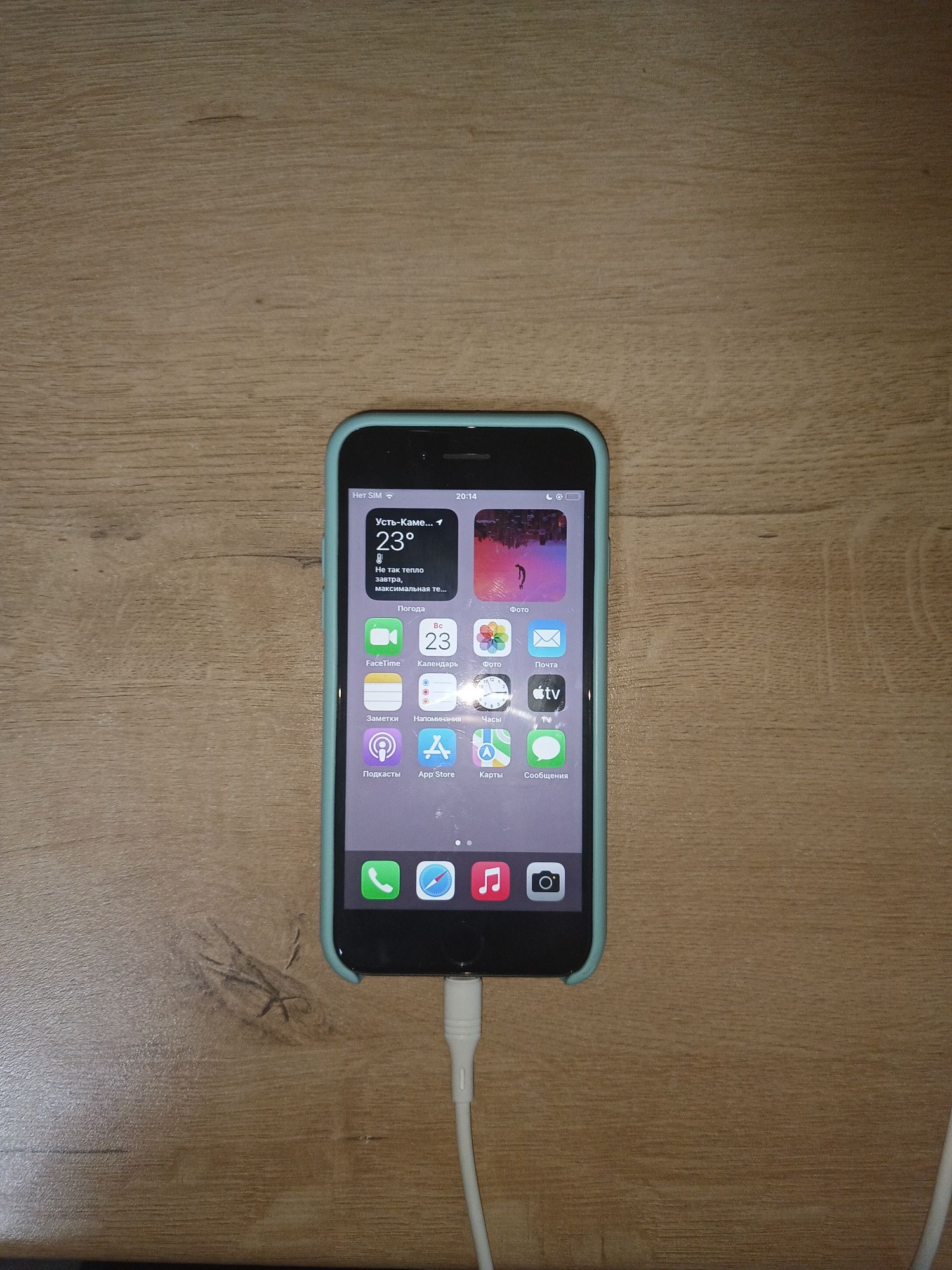 Продам iPhone 8.
