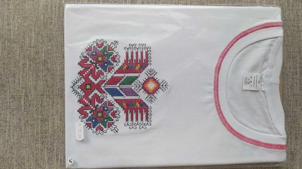 Дамска тениска с бродирана шевица, размер XS