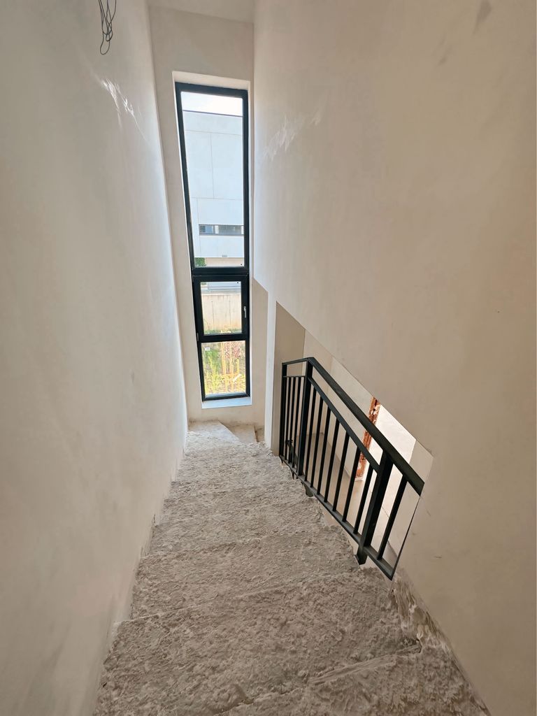Продава се Къща в София, в.з. Киноцентъра 3 част - 271 кв.м за 1727 €/кв.м - Снимка #2