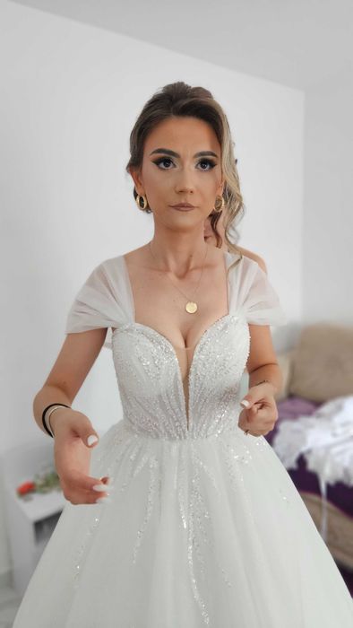 Vand rochie de mireasa  marime S-M ,crenolina si voal