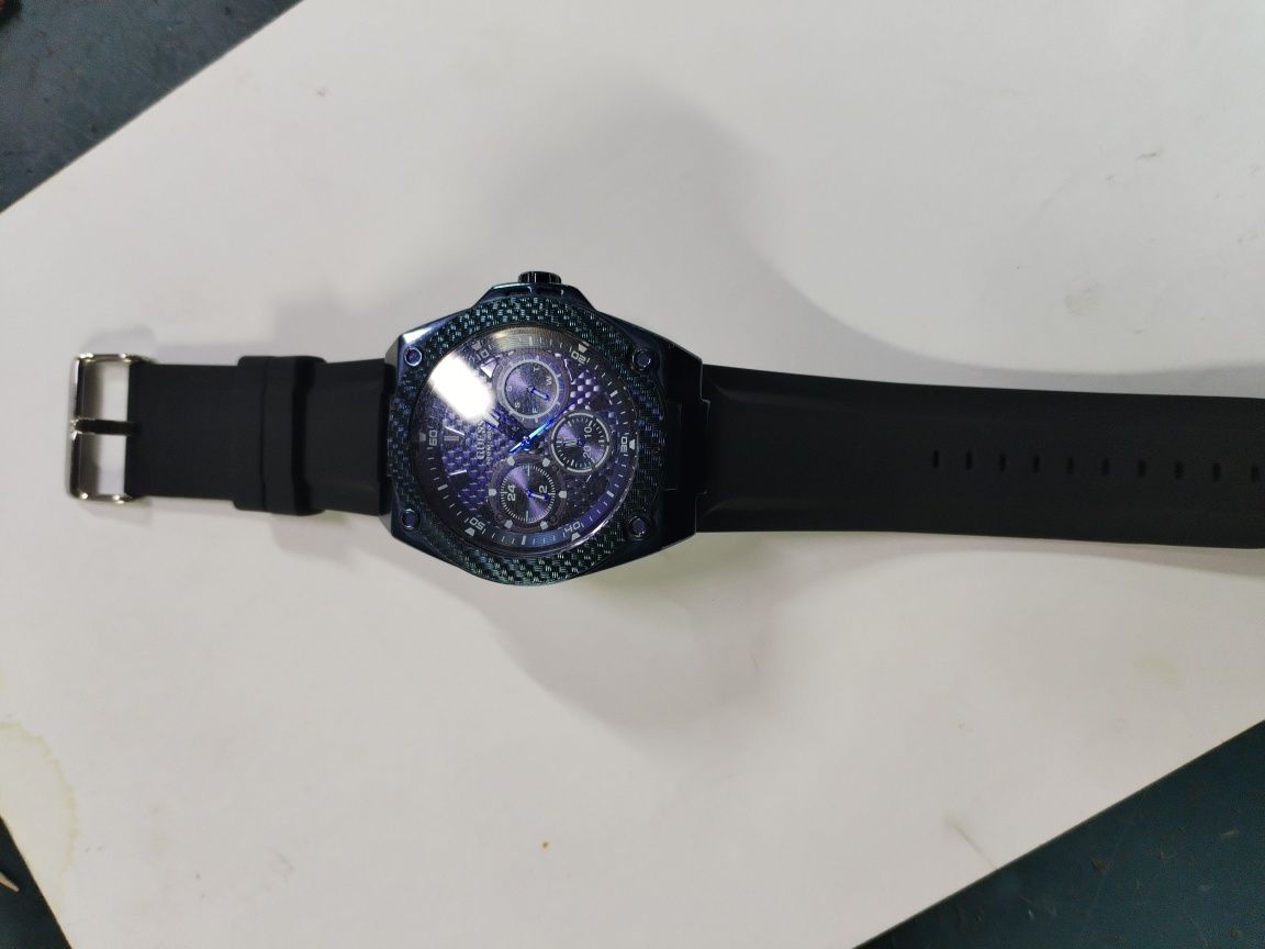 Продавам часовник мъжки Guess
