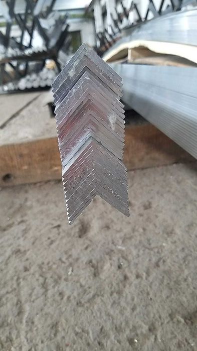 Уголок алюминиевый равнополочный и профильная труба марки АД31Т