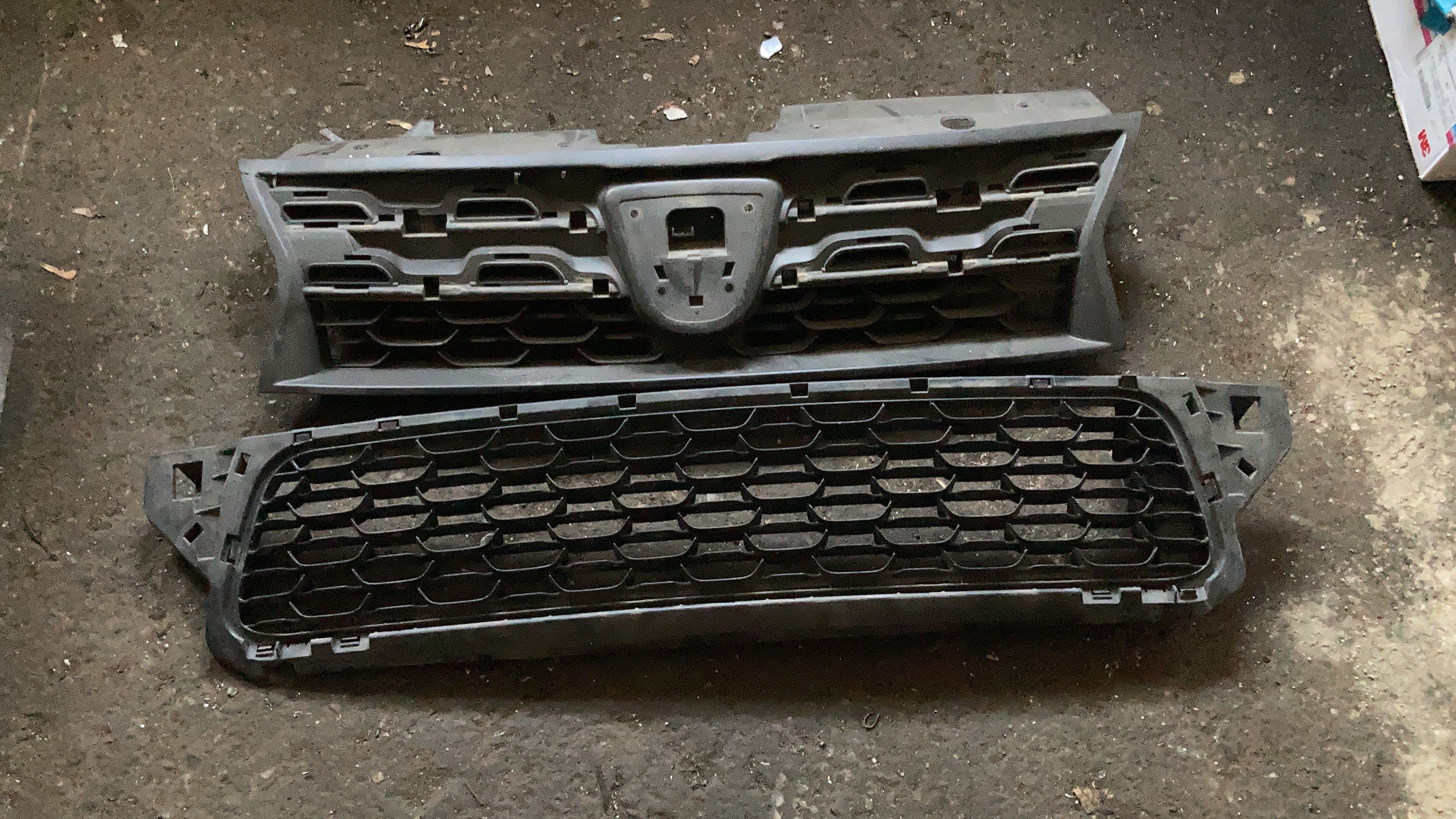 Grila radiator bara fata Dacia Duster Facelift 2013 - 
2017