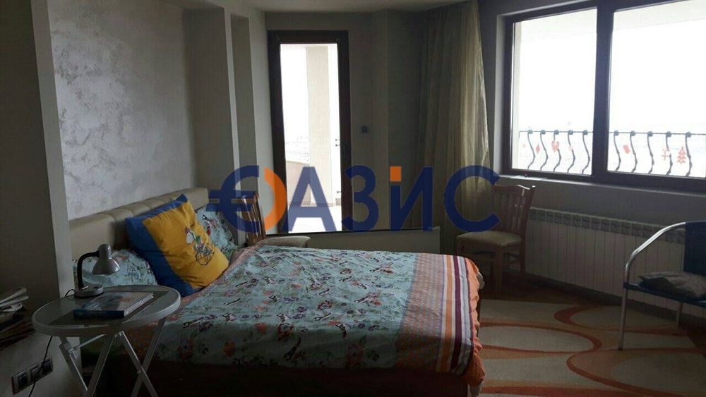 Модерна къща от 590 кв.м. + двор 1250 кв. м. в с. Кошарица,