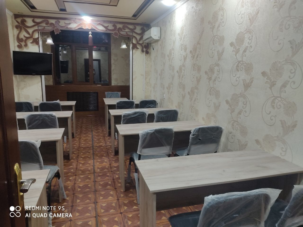 Продам новые столы и стулья для учебного центра