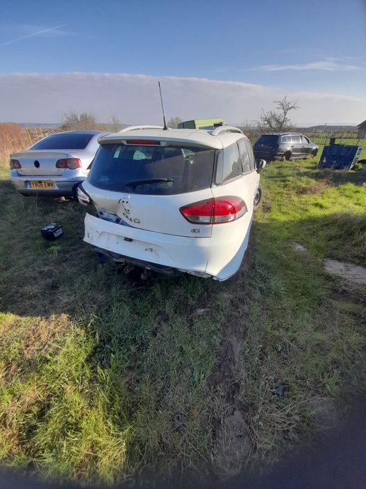 Dezmembrez Renault clio