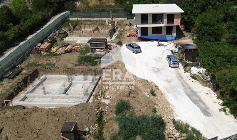 Двуетажна новострояща се къща за продажба, с двор и морска панорама, в