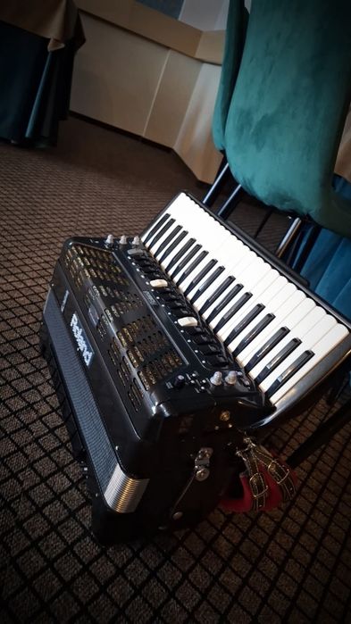 Vând acordeon sau schimb ,  Roland fr7 versiunea 2 impecabil+ weereles