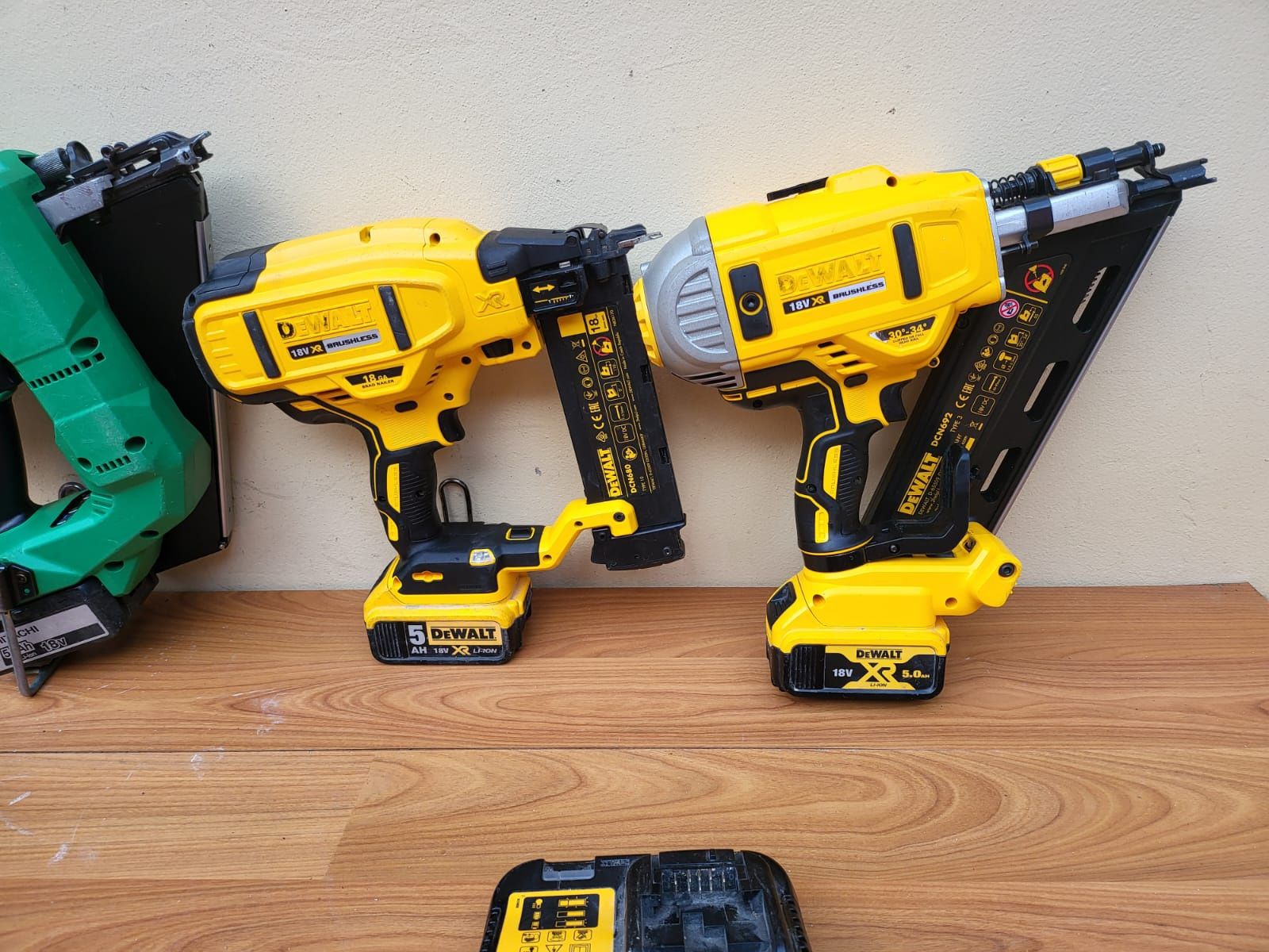 Pistoale pușcat cuie pe acumulator Hikoki - Dewalt