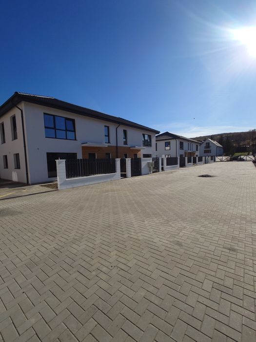 Case duplex la 3 minute de Tg Mureș în Livezeni