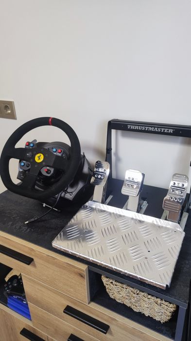 Волан Thrustmaster T300 Ferrari Alcantara + T3PA Pro педали- като нов