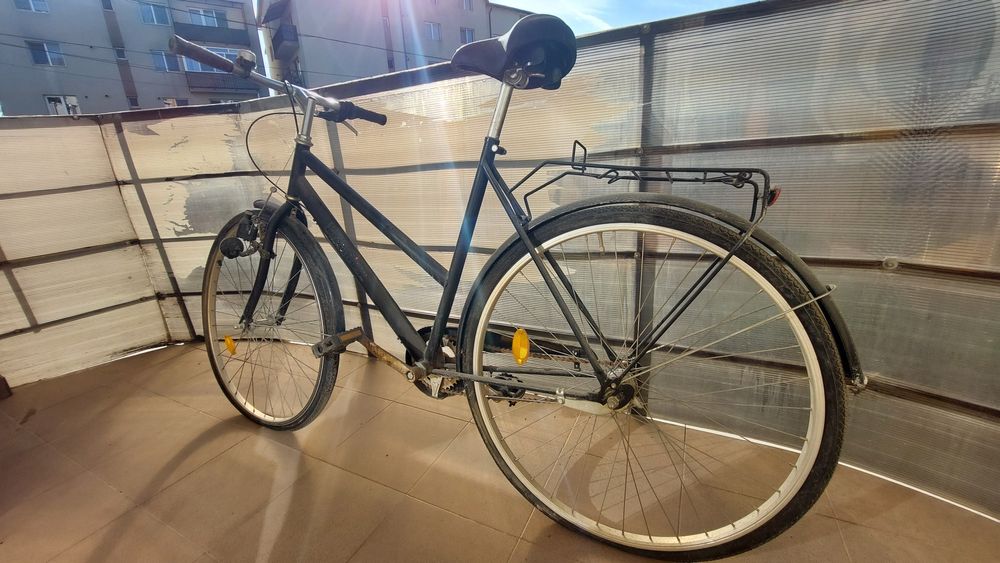 Vând bicicletă cu schimbător de viteze în butuc.