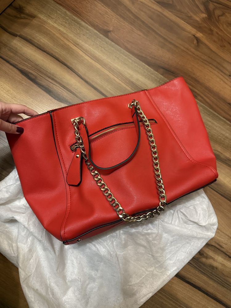 Червена чанта Guess