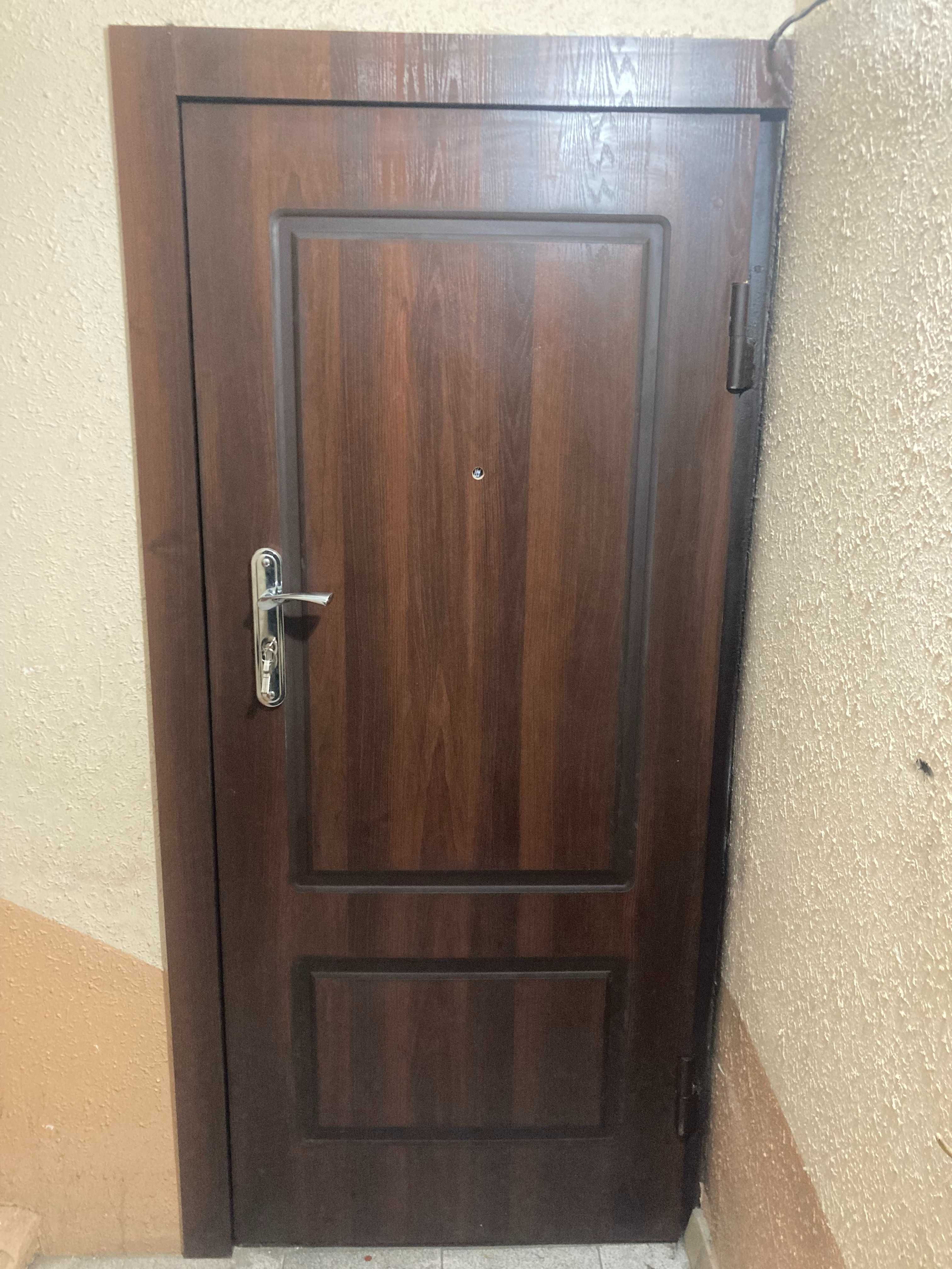 Temir va MDF eshiklarni restavratsiya qilamiz.