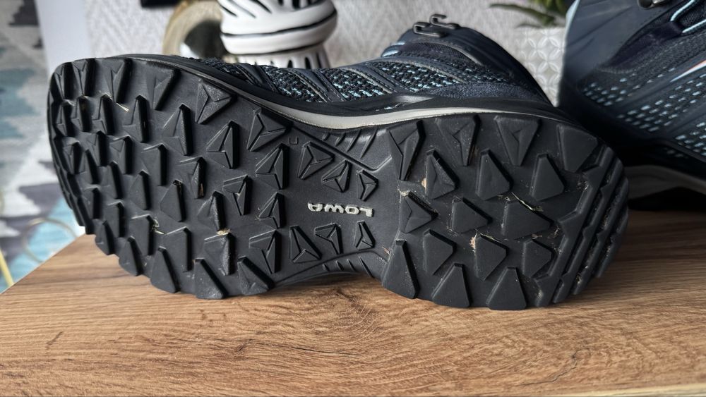 Дамски туристически обувки Lowa номер 38