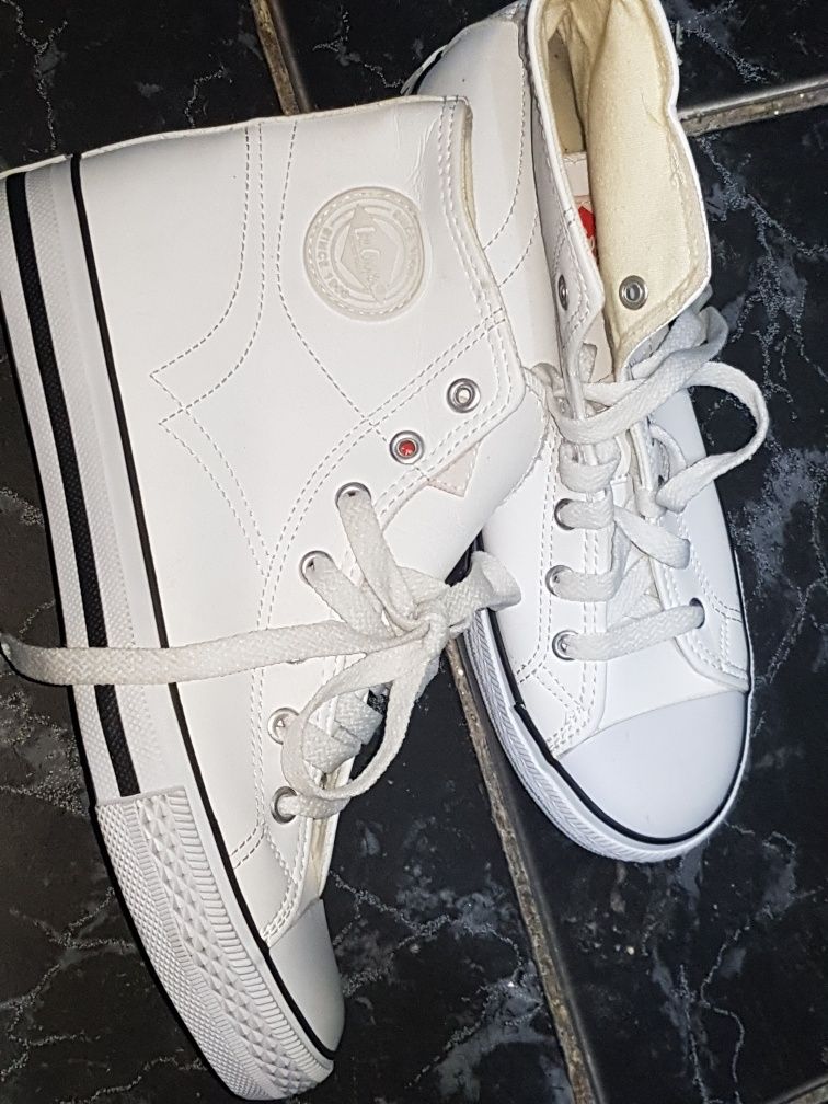 Tenisi inalti Lee Cooper ORIGINALi!
Culoare: Alb
Masura: 39,5
POZE REA