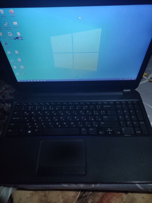 Лаптоп Dell с зарядно