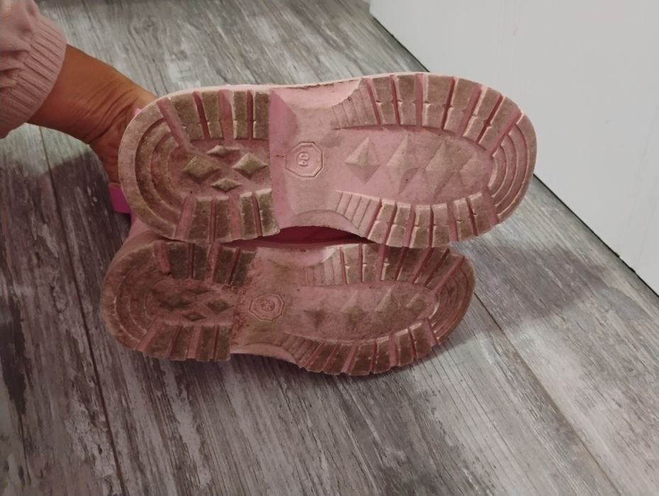 Продавам много готини розови боти 34 номер