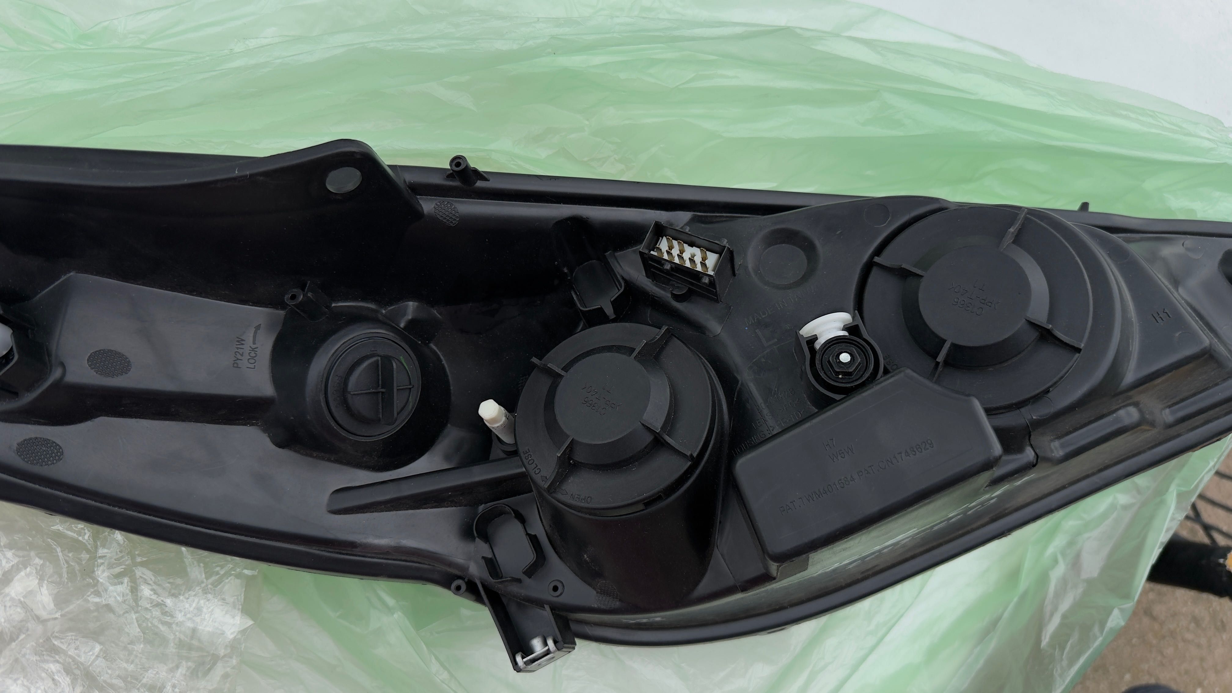 Ляв фар за Peugeot 206+ TYC