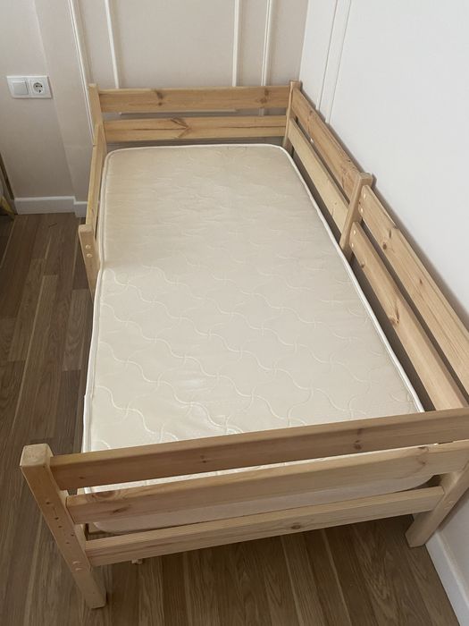 Кровать подростковая из натурального дерева