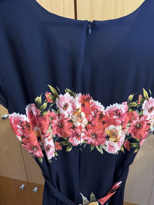 Rochie cu motiv floral din voal