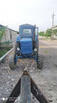 T 40 traktor sotiladi