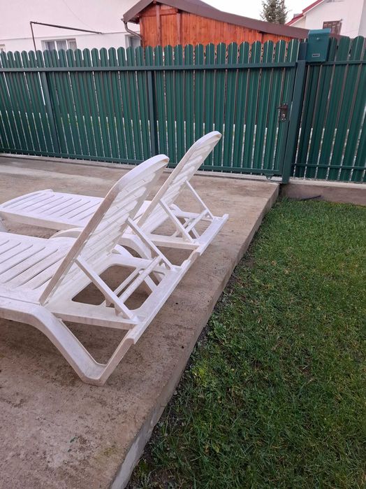 Sezlong plaja structura plastic alb cu saltele