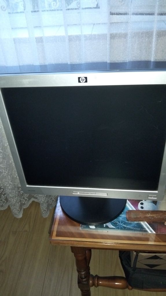 Vând monitor HP 17 inch in stare impecabila ( cablu alimentare .