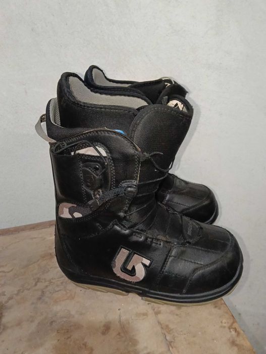 Сноуборд обувки различни размери.