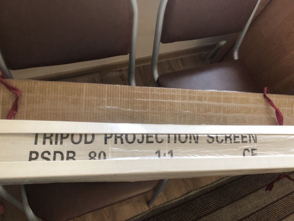 Экран для проектора на штативе