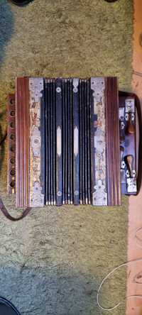 Vând armonica/acordeon Universal Accordeon