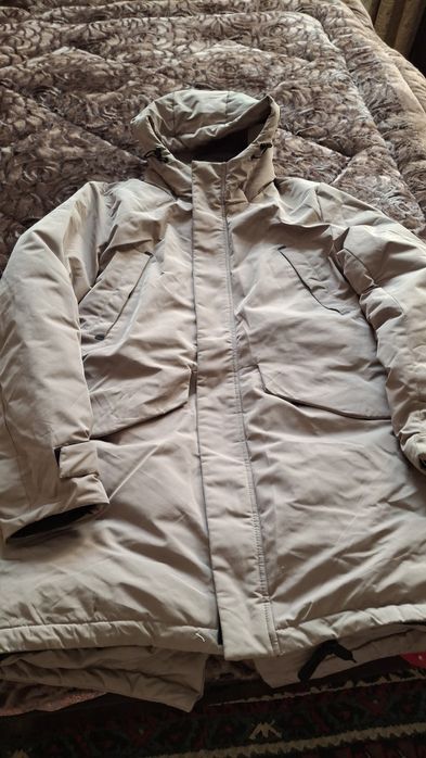 Мужской пуховик бежевого цвета удлененный