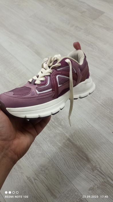 Продам кроссовку размер 36