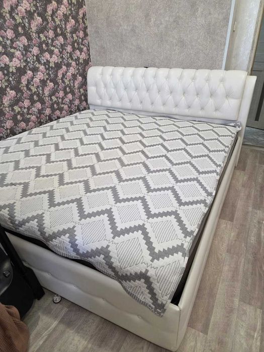 Продам кровать Roma (king size) с пуфом