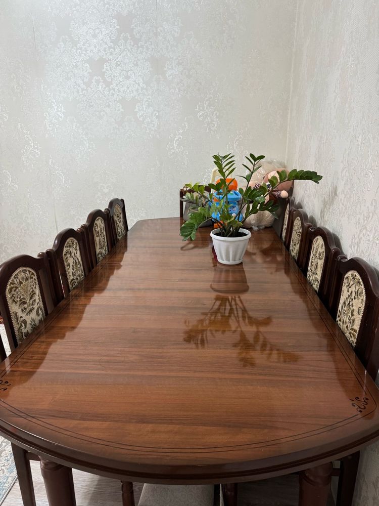 Стол и стулья.