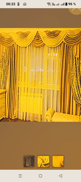 золотые шторы и хрустальная люстра