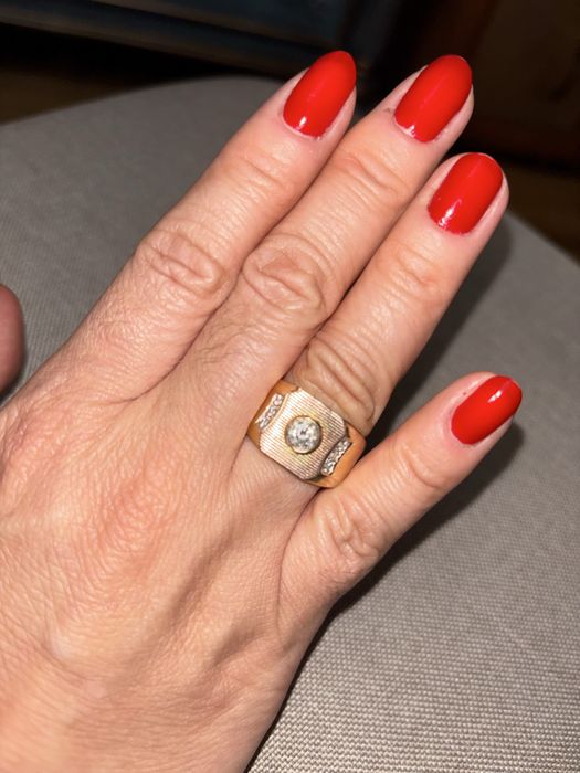 Продается кольцо с крупным природным  бриллиантом  1 карат