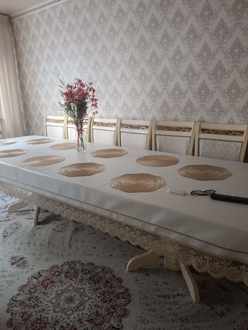 Продам Стол и стулья