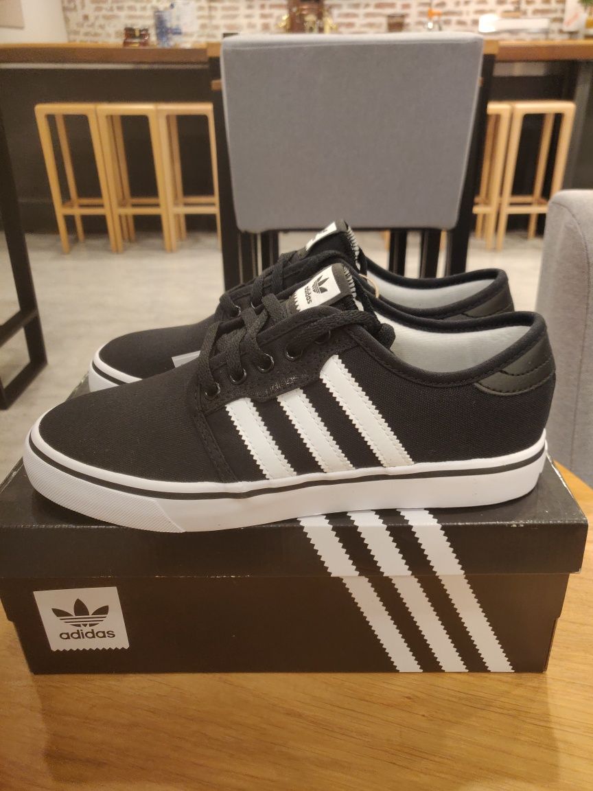 Дамски обувки Adidas Seeley номер 37 1/3, 38 2/3 код 22А