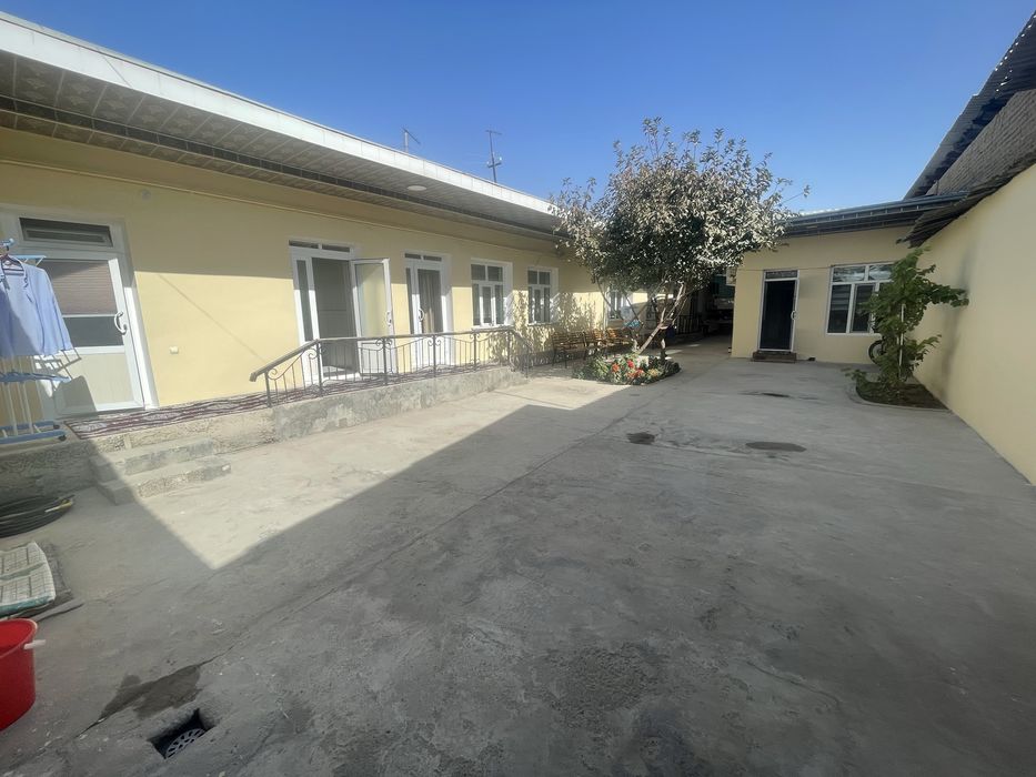 Uy Yangiyolda joylashgan