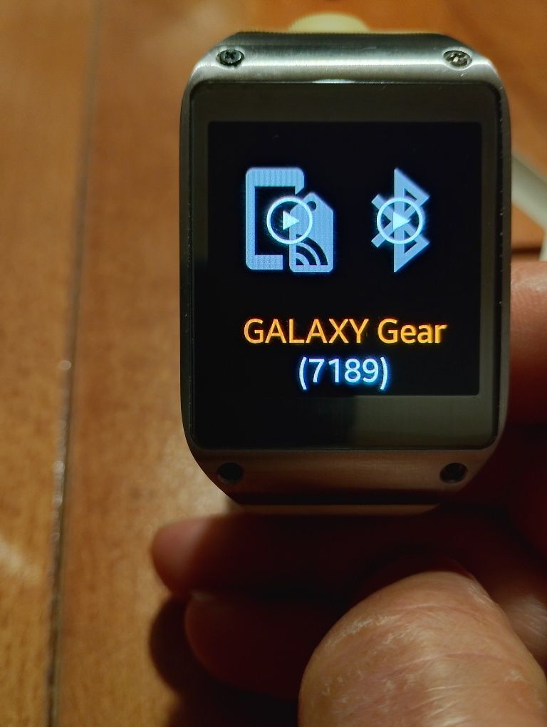 Продавам 2 броя смарт часовници Samsung