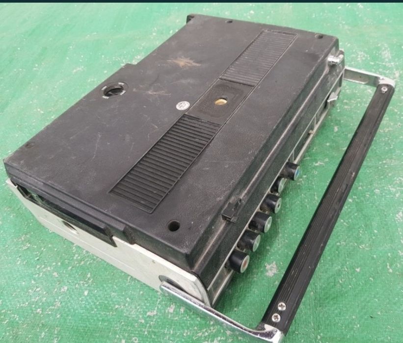 Vând Radio casetofon marca Sony model CF-420L made in japan