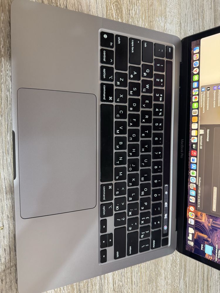 Продам MacBook pro 13, 2020 года, 8 RAM, SSD 256