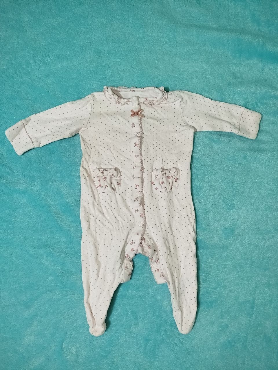 Qiz bolalar kiyilgan kiyimlari