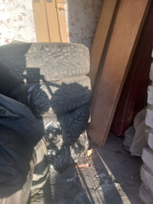 Продам зимние резины почти новые , пол сезона откатали. Резины от хава