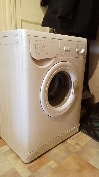 Продам стиральную машину indesit w83t