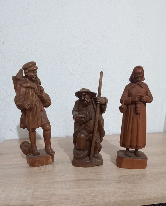 Няколко дървени фигури..