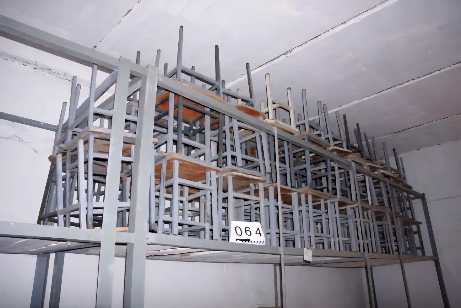 Табурет, стол в кол-ве 112 шт