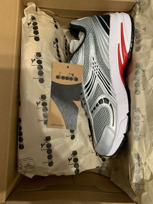 Adidasi noi unisex , marca Diadora