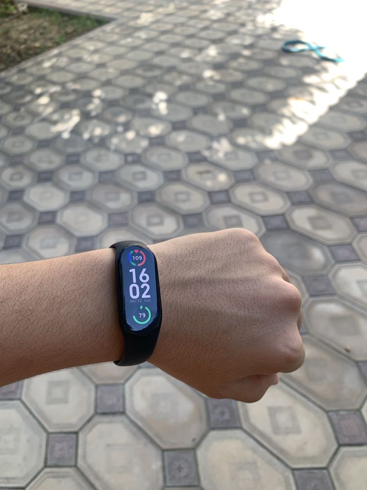 MI band 7 pochti yengi